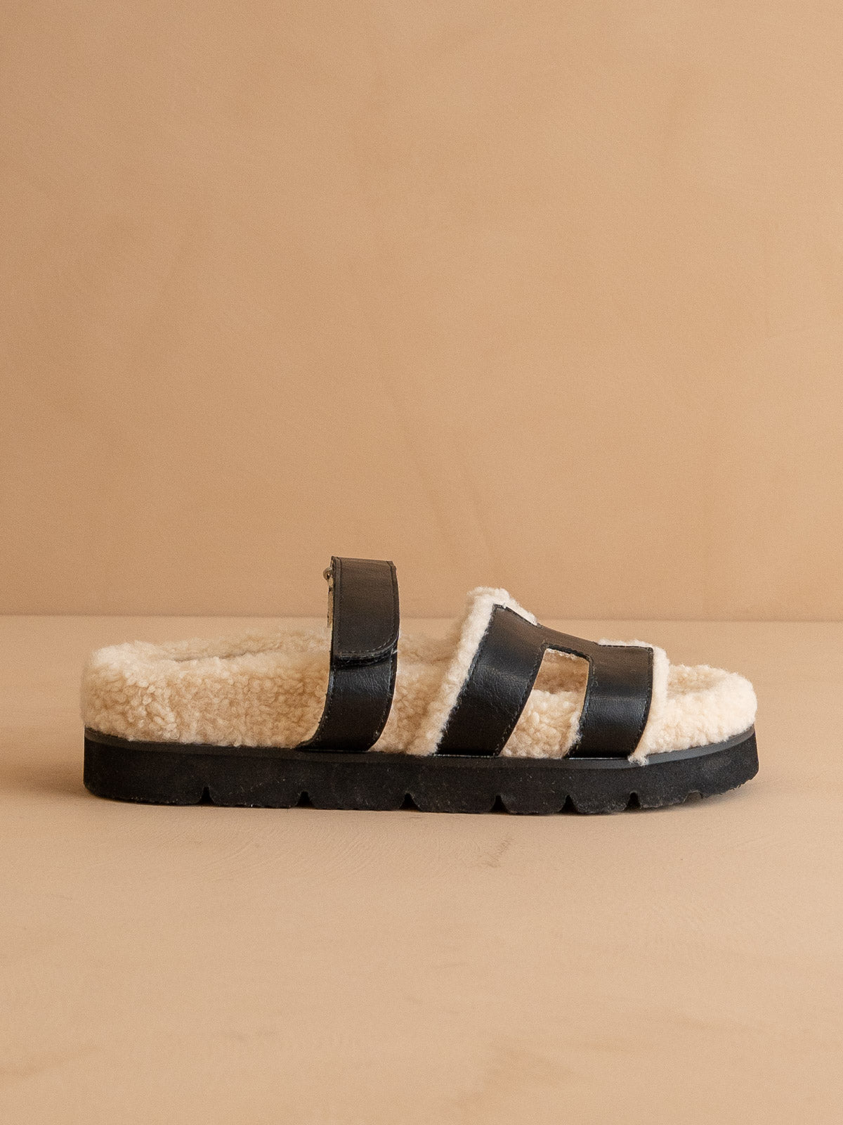 The Alpine | Black Faux Shearling Sandals - steven wick